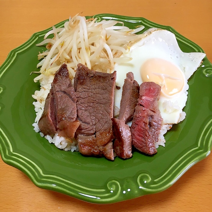 ボリュームたっぷり　ガーリックライスでステーキ丼